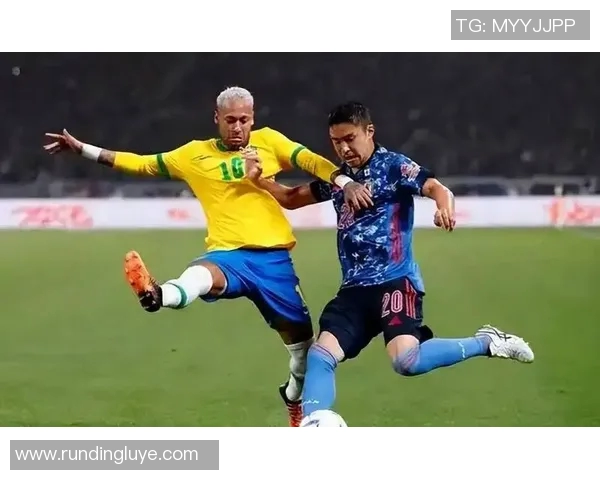 日本足球明星遭网友热议吐槽声不断引发关注与讨论