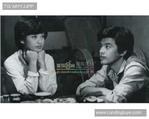 足球场上的爱情故事那些闪耀的足球明星与他们的爱人们