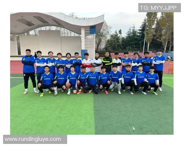 足球明星意外重逢班主任感慨万千共同回忆校园岁月的温馨瞬间 足球明星意外重逢班主任感慨万千共同回忆校园岁月的温馨瞬间